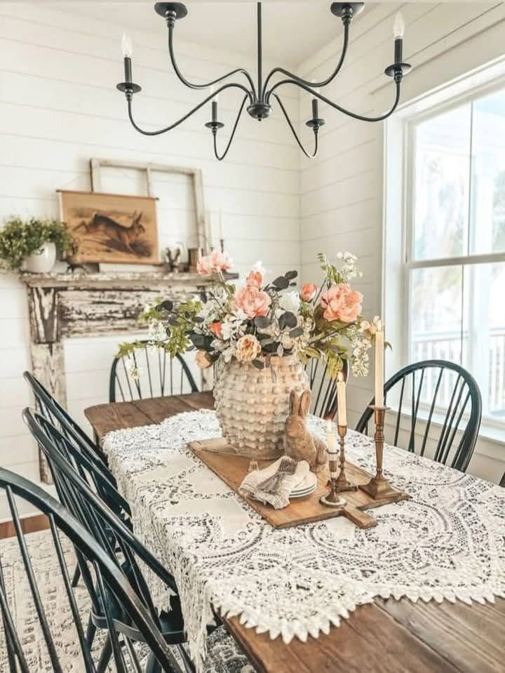 Welcoming farmhouse kitchen details and styling